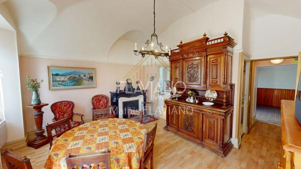 FLAVIANO-IMMO vous propose, en plein centre de Barcelonnette , cette villa de style mexicain édifiée sur quatre niveaux , implantée sur un terrain d'agrément avec une parcelle de terrain constructible .