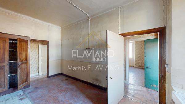 FLAVIANO-IMMO vous propose, en plein centre de Barcelonnette , cette villa de style mexicain édifiée sur quatre niveaux , implantée sur un terrain d'agrément avec une parcelle de terrain constructible .