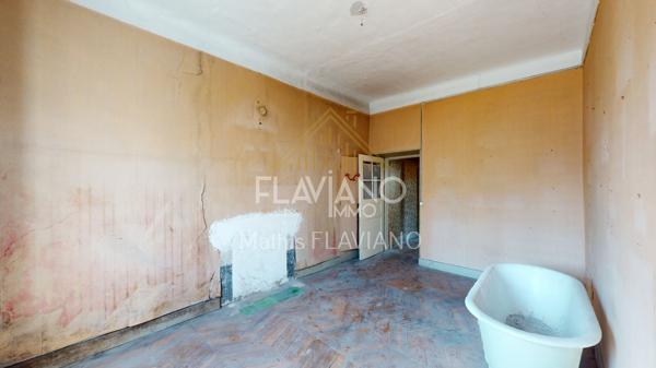 FLAVIANO-IMMO vous propose, en plein centre de Barcelonnette , cette villa de style mexicain édifiée sur quatre niveaux , implantée sur un terrain d'agrément avec une parcelle de terrain constructible .