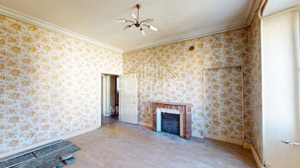 FLAVIANO-IMMO vous propose, en plein centre de Barcelonnette , cette villa de style mexicain édifiée sur quatre niveaux , implantée sur un terrain d'agrément avec une parcelle de terrain constructible .
