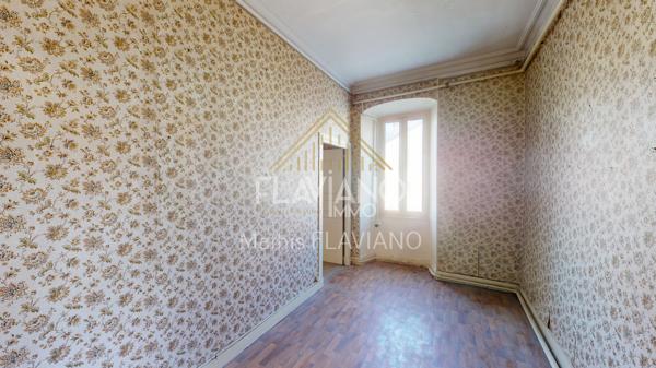 FLAVIANO-IMMO vous propose, en plein centre de Barcelonnette , cette villa de style mexicain édifiée sur quatre niveaux , implantée sur un terrain d'agrément avec une parcelle de terrain constructible .