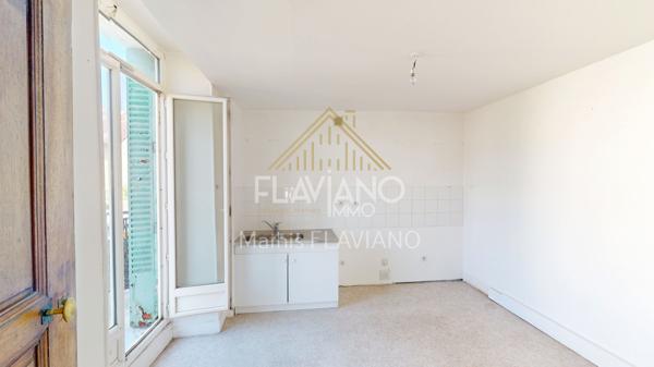 FLAVIANO-IMMO vous propose, en plein centre de Barcelonnette , cette villa de style mexicain édifiée sur quatre niveaux , implantée sur un terrain d'agrément avec une parcelle de terrain constructible .