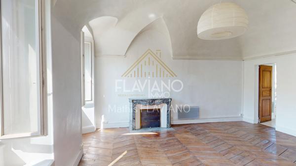 FLAVIANO-IMMO vous propose, en plein centre de Barcelonnette , cette villa de style mexicain édifiée sur quatre niveaux , implantée sur un terrain d'agrément avec une parcelle de terrain constructible .