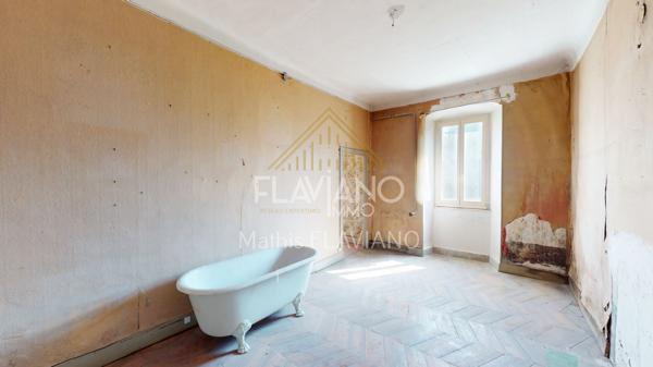 FLAVIANO-IMMO vous propose, en plein centre de Barcelonnette , cette villa de style mexicain édifiée sur quatre niveaux , implantée sur un terrain d'agrément avec une parcelle de terrain constructible .