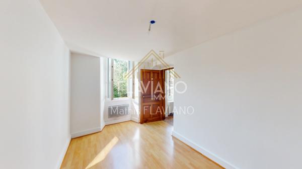 FLAVIANO-IMMO vous propose, en plein centre de Barcelonnette , cette villa de style mexicain édifiée sur quatre niveaux , implantée sur un terrain d'agrément avec une parcelle de terrain constructible .