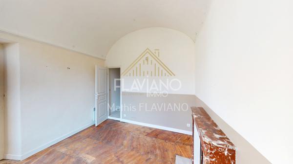 FLAVIANO-IMMO vous propose, en plein centre de Barcelonnette , cette villa de style mexicain édifiée sur quatre niveaux , implantée sur un terrain d'agrément avec une parcelle de terrain constructible .