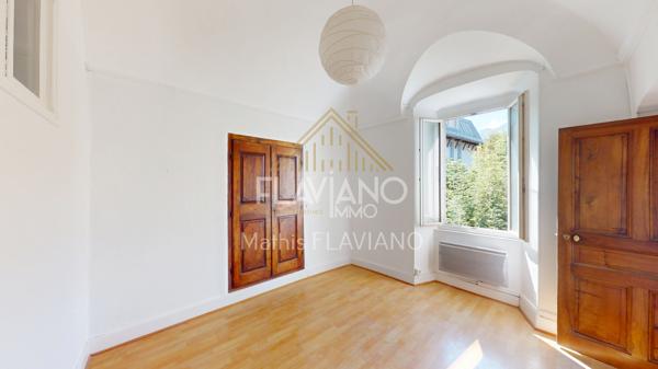 FLAVIANO-IMMO vous propose, en plein centre de Barcelonnette , cette villa de style mexicain édifiée sur quatre niveaux , implantée sur un terrain d'agrément avec une parcelle de terrain constructible .