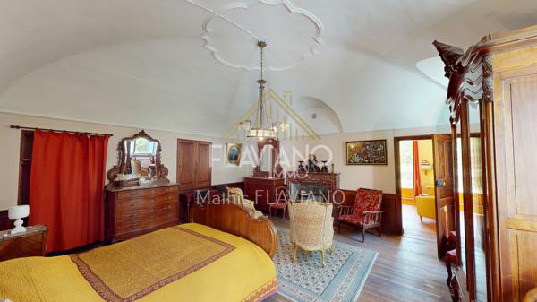 FLAVIANO-IMMO vous propose, en plein centre de Barcelonnette , cette villa de style mexicain édifiée sur quatre niveaux , implantée sur un terrain d'agrément avec une parcelle de terrain constructible .