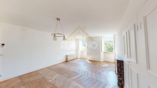 FLAVIANO-IMMO vous propose, en plein centre de Barcelonnette , cette villa de style mexicain édifiée sur quatre niveaux , implantée sur un terrain d'agrément avec une parcelle de terrain constructible .