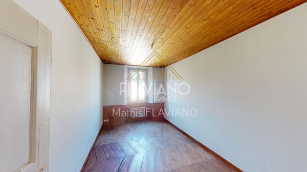 FLAVIANO-IMMO vous propose, en plein centre de Barcelonnette , cette villa de style mexicain édifiée sur quatre niveaux , implantée sur un terrain d'agrément avec une parcelle de terrain constructible .