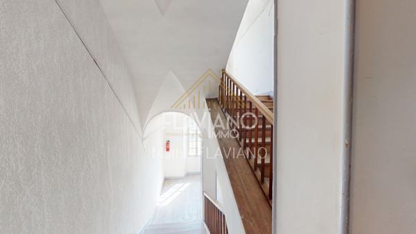 FLAVIANO-IMMO vous propose, en plein centre de Barcelonnette , cette villa de style mexicain édifiée sur quatre niveaux , implantée sur un terrain d'agrément avec une parcelle de terrain constructible .