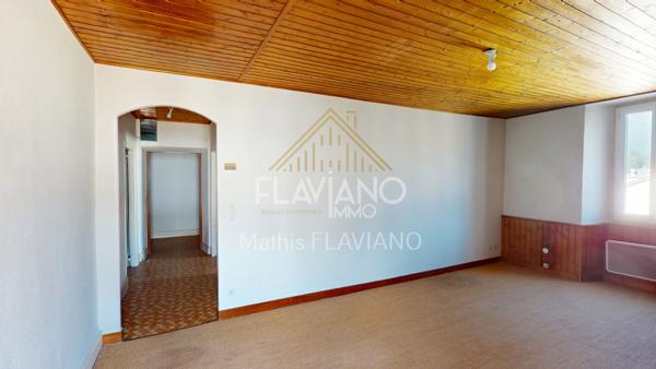 FLAVIANO-IMMO vous propose, en plein centre de Barcelonnette , cette villa de style mexicain édifiée sur quatre niveaux , implantée sur un terrain d'agrément avec une parcelle de terrain constructible .