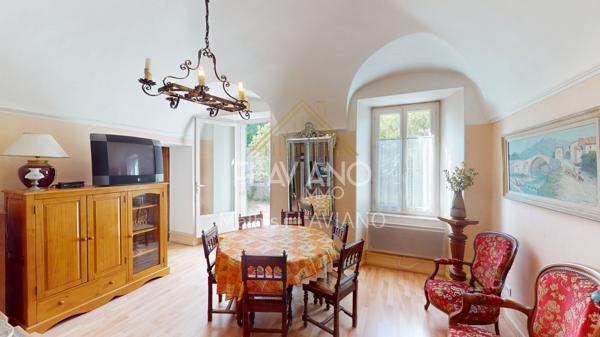 FLAVIANO-IMMO vous propose, en plein centre de Barcelonnette , cette villa de style mexicain édifiée sur quatre niveaux , implantée sur un terrain d'agrément avec une parcelle de terrain constructible .