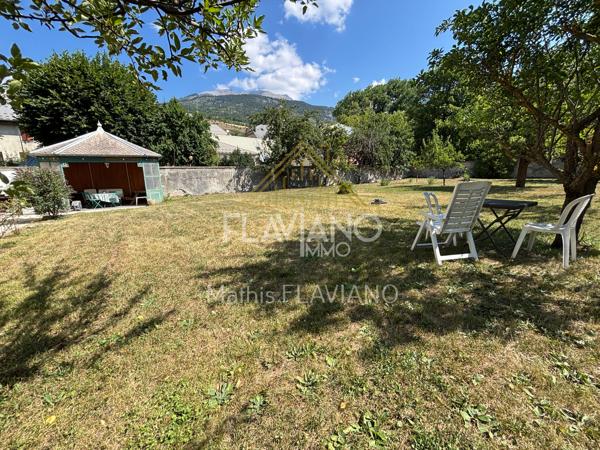 FLAVIANO-IMMO vous propose, en plein centre de Barcelonnette , cette villa de style mexicain édifiée sur quatre niveaux , implantée sur un terrain d'agrément avec une parcelle de terrain constructible .