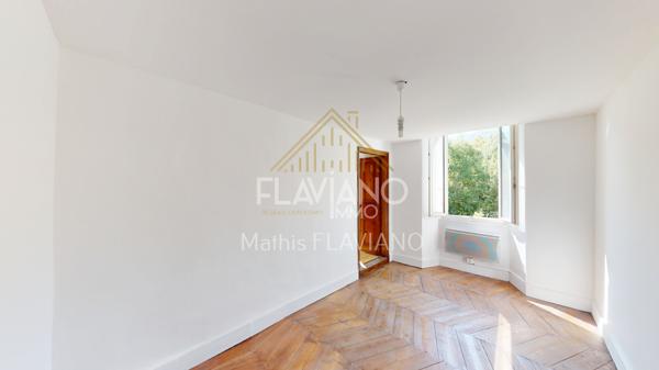 FLAVIANO-IMMO vous propose, en plein centre de Barcelonnette , cette villa de style mexicain édifiée sur quatre niveaux , implantée sur un terrain d'agrément avec une parcelle de terrain constructible .