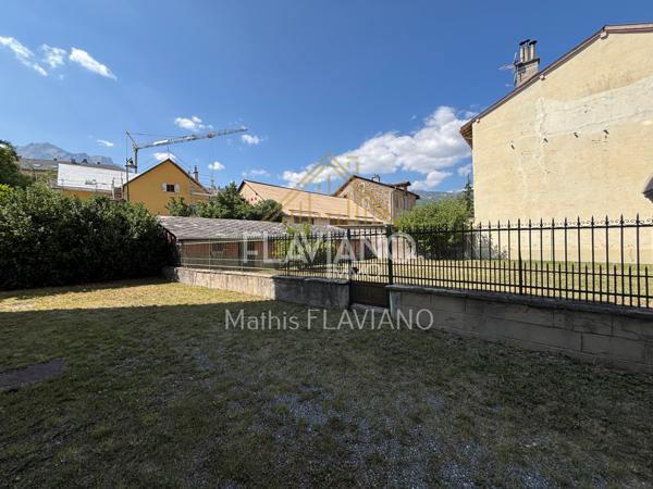 FLAVIANO-IMMO vous propose, en plein centre de Barcelonnette , cette villa de style mexicain édifiée sur quatre niveaux , implantée sur un terrain d'agrément avec une parcelle de terrain constructible .
