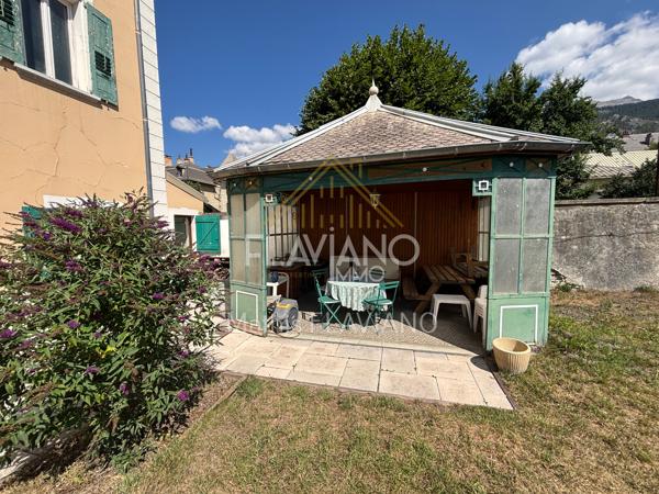 FLAVIANO-IMMO vous propose, en plein centre de Barcelonnette , cette villa de style mexicain édifiée sur quatre niveaux , implantée sur un terrain d'agrément avec une parcelle de terrain constructible .