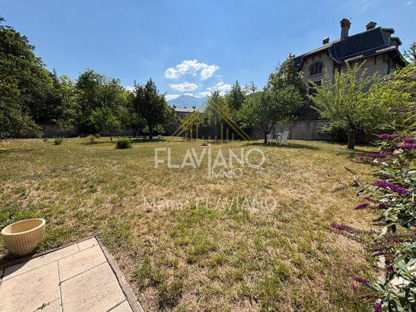 FLAVIANO-IMMO vous propose, en plein centre de Barcelonnette , cette villa de style mexicain édifiée sur quatre niveaux , implantée sur un terrain d'agrément avec une parcelle de terrain constructible .