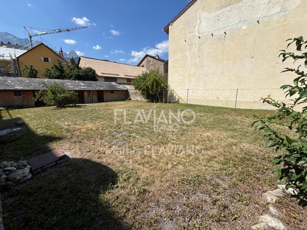 FLAVIANO-IMMO vous propose, en plein centre de Barcelonnette , cette villa de style mexicain édifiée sur quatre niveaux , implantée sur un terrain d'agrément avec une parcelle de terrain constructible .