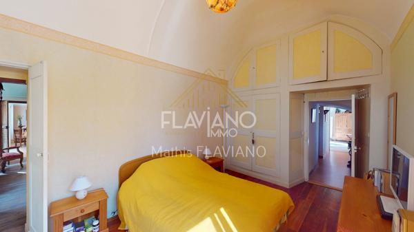 FLAVIANO-IMMO vous propose, en plein centre de Barcelonnette , cette villa de style mexicain édifiée sur quatre niveaux , implantée sur un terrain d'agrément avec une parcelle de terrain constructible .