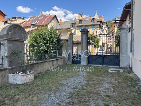 FLAVIANO-IMMO vous propose, en plein centre de Barcelonnette , cette villa de style mexicain édifiée sur quatre niveaux , implantée sur un terrain d'agrément avec une parcelle de terrain constructible .