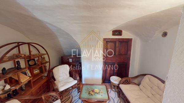 FLAVIANO-IMMO vous propose, en plein centre de Barcelonnette , cette villa de style mexicain édifiée sur quatre niveaux , implantée sur un terrain d'agrément avec une parcelle de terrain constructible .