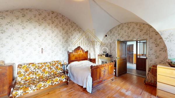 FLAVIANO-IMMO vous propose, en plein centre de Barcelonnette , cette villa de style mexicain édifiée sur quatre niveaux , implantée sur un terrain d'agrément avec une parcelle de terrain constructible .