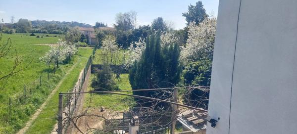 Maison en pierre sur 2 niveaux avec garages et puits