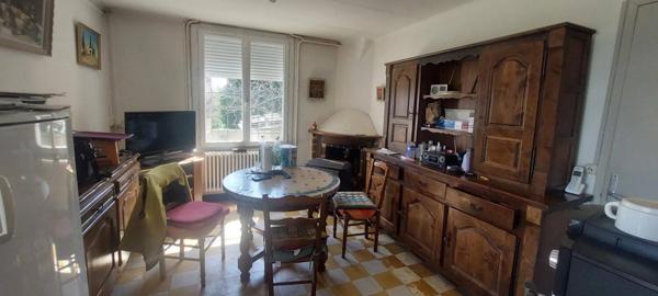 Maison en pierre sur 2 niveaux avec garages et puits