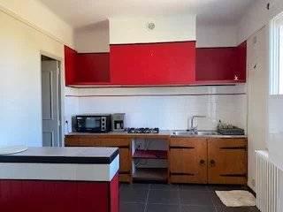 Maison en pierre sur 2 niveaux avec garages et puits