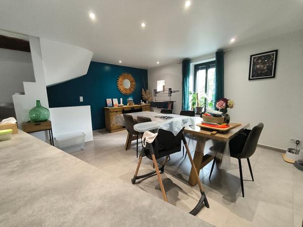 GINESTAS - Maison de village sur 3 niveaux, 2 chambres