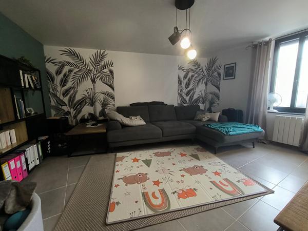 GINESTAS - Maison de village sur 3 niveaux, 2 chambres