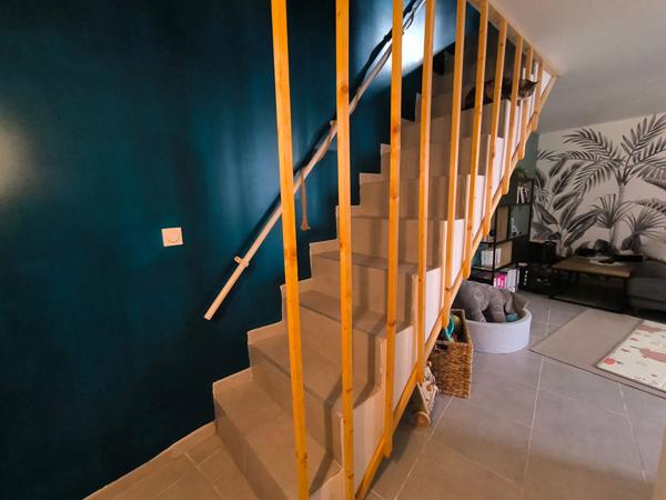 GINESTAS - Maison de village sur 3 niveaux, 2 chambres