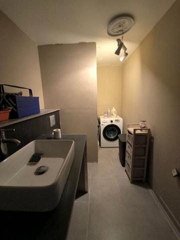 GINESTAS - Maison de village sur 3 niveaux, 2 chambres