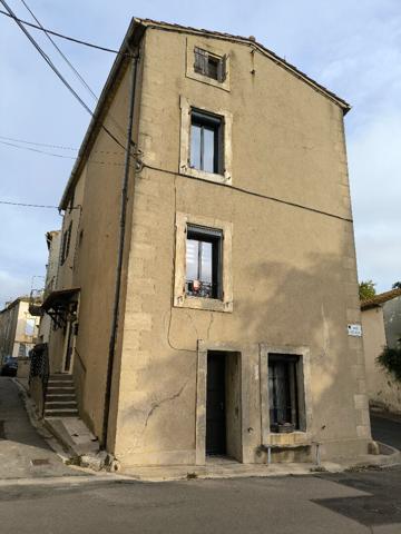 GINESTAS - Maison de village sur 3 niveaux, 2 chambres