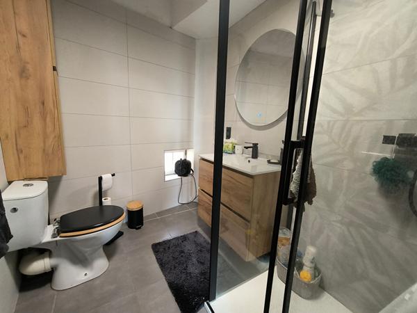 GINESTAS - Maison de village sur 3 niveaux, 2 chambres