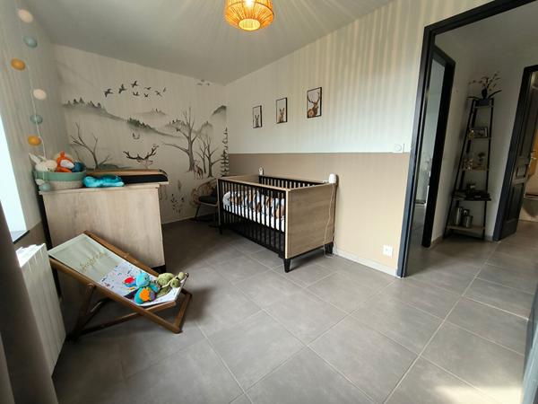 GINESTAS - Maison de village sur 3 niveaux, 2 chambres