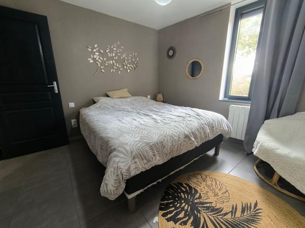 GINESTAS - Maison de village sur 3 niveaux, 2 chambres