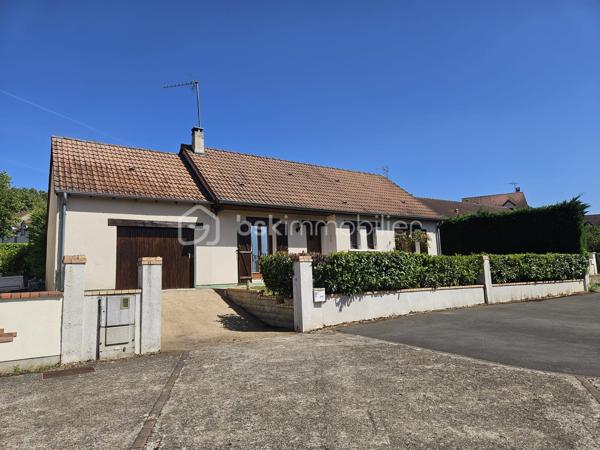 BOURGES – QUARTIER DES PEINTRES – VAL D'AURON

Au cœur du très recherché quartier des Peintres, cette maison parfaitement entretenue et immédiatement habitable séduira les acquéreurs à la recherche d'un bien fonctionnel, lumineux et facile à vivre.

Son principal atout ? Une BELLE PIÈCE DE VIE OUVERTE d'environ 38 m² comprenant l'entrée, le salon, le séjour ainsi qu'une CUISINE OUVERTE d'environ 12 m². Cet espace convivial constitue le véritable cœur de la maison et offre un cadre de vie agréable au quotidien.
Un CELLIER d'environ 4 m² apporte un espace de rangement supplémentaire particulièrement appréciable.

Le confort est assuré par des radiateurs électriques complétés par une CHEMINÉE avec insert. Un système de diffusion de chaleur permet de redistribuer l'air chaud vers le couloir desservant la partie nuit, améliorant ainsi le confort des chambres durant la période hivernale.

Côté nuit, vous disposerez de DEUX CHAMBRES d'environ 9 m² et 8,5 m², complétées par une SALLE D'EAU d'environ 4,5 m².

Vous profiterez également d'un GARAGE d'environ 26 m² au-dessus duquel a été aménagée une pièce d'environ 6 m², actuellement utilisée comme bureau. Un escalier fixe déjà en place permet d'accéder facilement à cet espace depuis le garage.
Directement accolé à la pièce de vie, ce garage représente un véritable potentiel d'évolution pour la maison. Les futurs propriétaires pourront ainsi imaginer un agrandissement de l'espace habitable afin de créer une pièce de vie plus généreuse et porter la surface habitable de la maison à près de 100 m² selon leurs projets et leurs besoins.

La maison dispose de MENUISERIES BOIS DOUBLE VITRAGE. Elle est également raccordée à la FIBRE OPTIQUE ainsi qu'au TOUT-À-L'ÉGOUT.

L'ensemble est implanté sur une parcelle d'environ 440 m² entièrement CLÔTURÉE, offrant un cadre de vie agréable à proximité des commerces, des écoles, des transports et des espaces de promenade du Val d'Auron.

Une maison saine, entretenue et prête à accueillir ses nouveaux propriétaires, idéale pour une personne seule, un jeune couple ou un premier achat.

Vous recherchez une maison fonctionnelle, bien entretenue et située dans l'un des secteurs les plus appréciés de Bourges ? Alors cette maison mérite toute votre attention.

N'hésitez pas à me contacter pour obtenir davantage d'informations ou organiser une visite. Je serai ravie de vous accompagner dans la découverte de votre futur chez-vous.