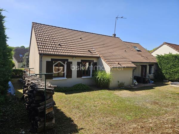 BOURGES – QUARTIER DES PEINTRES – VAL D'AURON

Au cœur du très recherché quartier des Peintres, cette maison parfaitement entretenue et immédiatement habitable séduira les acquéreurs à la recherche d'un bien fonctionnel, lumineux et facile à vivre.

Son principal atout ? Une BELLE PIÈCE DE VIE OUVERTE d'environ 38 m² comprenant l'entrée, le salon, le séjour ainsi qu'une CUISINE OUVERTE d'environ 12 m². Cet espace convivial constitue le véritable cœur de la maison et offre un cadre de vie agréable au quotidien.
Un CELLIER d'environ 4 m² apporte un espace de rangement supplémentaire particulièrement appréciable.

Le confort est assuré par des radiateurs électriques complétés par une CHEMINÉE avec insert. Un système de diffusion de chaleur permet de redistribuer l'air chaud vers le couloir desservant la partie nuit, améliorant ainsi le confort des chambres durant la période hivernale.

Côté nuit, vous disposerez de DEUX CHAMBRES d'environ 9 m² et 8,5 m², complétées par une SALLE D'EAU d'environ 4,5 m².

Vous profiterez également d'un GARAGE d'environ 26 m² au-dessus duquel a été aménagée une pièce d'environ 6 m², actuellement utilisée comme bureau. Un escalier fixe déjà en place permet d'accéder facilement à cet espace depuis le garage.
Directement accolé à la pièce de vie, ce garage représente un véritable potentiel d'évolution pour la maison. Les futurs propriétaires pourront ainsi imaginer un agrandissement de l'espace habitable afin de créer une pièce de vie plus généreuse et porter la surface habitable de la maison à près de 100 m² selon leurs projets et leurs besoins.

La maison dispose de MENUISERIES BOIS DOUBLE VITRAGE. Elle est également raccordée à la FIBRE OPTIQUE ainsi qu'au TOUT-À-L'ÉGOUT.

L'ensemble est implanté sur une parcelle d'environ 440 m² entièrement CLÔTURÉE, offrant un cadre de vie agréable à proximité des commerces, des écoles, des transports et des espaces de promenade du Val d'Auron.

Une maison saine, entretenue et prête à accueillir ses nouveaux propriétaires, idéale pour une personne seule, un jeune couple ou un premier achat.

Vous recherchez une maison fonctionnelle, bien entretenue et située dans l'un des secteurs les plus appréciés de Bourges ? Alors cette maison mérite toute votre attention.

N'hésitez pas à me contacter pour obtenir davantage d'informations ou organiser une visite. Je serai ravie de vous accompagner dans la découverte de votre futur chez-vous.