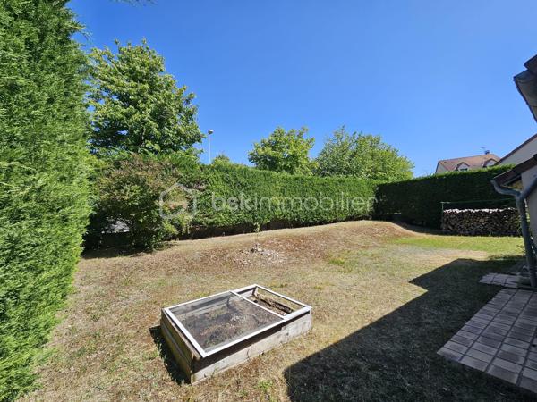 BOURGES – QUARTIER DES PEINTRES – VAL D'AURON

Au cœur du très recherché quartier des Peintres, cette maison parfaitement entretenue et immédiatement habitable séduira les acquéreurs à la recherche d'un bien fonctionnel, lumineux et facile à vivre.

Son principal atout ? Une BELLE PIÈCE DE VIE OUVERTE d'environ 38 m² comprenant l'entrée, le salon, le séjour ainsi qu'une CUISINE OUVERTE d'environ 12 m². Cet espace convivial constitue le véritable cœur de la maison et offre un cadre de vie agréable au quotidien.
Un CELLIER d'environ 4 m² apporte un espace de rangement supplémentaire particulièrement appréciable.

Le confort est assuré par des radiateurs électriques complétés par une CHEMINÉE avec insert. Un système de diffusion de chaleur permet de redistribuer l'air chaud vers le couloir desservant la partie nuit, améliorant ainsi le confort des chambres durant la période hivernale.

Côté nuit, vous disposerez de DEUX CHAMBRES d'environ 9 m² et 8,5 m², complétées par une SALLE D'EAU d'environ 4,5 m².

Vous profiterez également d'un GARAGE d'environ 26 m² au-dessus duquel a été aménagée une pièce d'environ 6 m², actuellement utilisée comme bureau. Un escalier fixe déjà en place permet d'accéder facilement à cet espace depuis le garage.
Directement accolé à la pièce de vie, ce garage représente un véritable potentiel d'évolution pour la maison. Les futurs propriétaires pourront ainsi imaginer un agrandissement de l'espace habitable afin de créer une pièce de vie plus généreuse et porter la surface habitable de la maison à près de 100 m² selon leurs projets et leurs besoins.

La maison dispose de MENUISERIES BOIS DOUBLE VITRAGE. Elle est également raccordée à la FIBRE OPTIQUE ainsi qu'au TOUT-À-L'ÉGOUT.

L'ensemble est implanté sur une parcelle d'environ 440 m² entièrement CLÔTURÉE, offrant un cadre de vie agréable à proximité des commerces, des écoles, des transports et des espaces de promenade du Val d'Auron.

Une maison saine, entretenue et prête à accueillir ses nouveaux propriétaires, idéale pour une personne seule, un jeune couple ou un premier achat.

Vous recherchez une maison fonctionnelle, bien entretenue et située dans l'un des secteurs les plus appréciés de Bourges ? Alors cette maison mérite toute votre attention.

N'hésitez pas à me contacter pour obtenir davantage d'informations ou organiser une visite. Je serai ravie de vous accompagner dans la découverte de votre futur chez-vous.