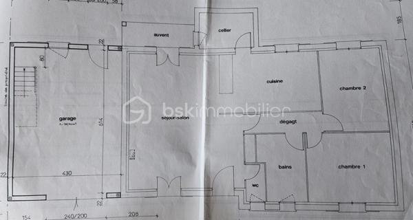 BOURGES – QUARTIER DES PEINTRES – VAL D'AURON

Au cœur du très recherché quartier des Peintres, cette maison parfaitement entretenue et immédiatement habitable séduira les acquéreurs à la recherche d'un bien fonctionnel, lumineux et facile à vivre.

Son principal atout ? Une BELLE PIÈCE DE VIE OUVERTE d'environ 38 m² comprenant l'entrée, le salon, le séjour ainsi qu'une CUISINE OUVERTE d'environ 12 m². Cet espace convivial constitue le véritable cœur de la maison et offre un cadre de vie agréable au quotidien.
Un CELLIER d'environ 4 m² apporte un espace de rangement supplémentaire particulièrement appréciable.

Le confort est assuré par des radiateurs électriques complétés par une CHEMINÉE avec insert. Un système de diffusion de chaleur permet de redistribuer l'air chaud vers le couloir desservant la partie nuit, améliorant ainsi le confort des chambres durant la période hivernale.

Côté nuit, vous disposerez de DEUX CHAMBRES d'environ 9 m² et 8,5 m², complétées par une SALLE D'EAU d'environ 4,5 m².

Vous profiterez également d'un GARAGE d'environ 26 m² au-dessus duquel a été aménagée une pièce d'environ 6 m², actuellement utilisée comme bureau. Un escalier fixe déjà en place permet d'accéder facilement à cet espace depuis le garage.
Directement accolé à la pièce de vie, ce garage représente un véritable potentiel d'évolution pour la maison. Les futurs propriétaires pourront ainsi imaginer un agrandissement de l'espace habitable afin de créer une pièce de vie plus généreuse et porter la surface habitable de la maison à près de 100 m² selon leurs projets et leurs besoins.

La maison dispose de MENUISERIES BOIS DOUBLE VITRAGE. Elle est également raccordée à la FIBRE OPTIQUE ainsi qu'au TOUT-À-L'ÉGOUT.

L'ensemble est implanté sur une parcelle d'environ 440 m² entièrement CLÔTURÉE, offrant un cadre de vie agréable à proximité des commerces, des écoles, des transports et des espaces de promenade du Val d'Auron.

Une maison saine, entretenue et prête à accueillir ses nouveaux propriétaires, idéale pour une personne seule, un jeune couple ou un premier achat.

Vous recherchez une maison fonctionnelle, bien entretenue et située dans l'un des secteurs les plus appréciés de Bourges ? Alors cette maison mérite toute votre attention.

N'hésitez pas à me contacter pour obtenir davantage d'informations ou organiser une visite. Je serai ravie de vous accompagner dans la découverte de votre futur chez-vous.