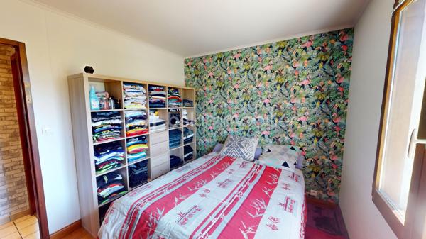 BOURGES – QUARTIER DES PEINTRES – VAL D'AURON

Au cœur du très recherché quartier des Peintres, cette maison parfaitement entretenue et immédiatement habitable séduira les acquéreurs à la recherche d'un bien fonctionnel, lumineux et facile à vivre.

Son principal atout ? Une BELLE PIÈCE DE VIE OUVERTE d'environ 38 m² comprenant l'entrée, le salon, le séjour ainsi qu'une CUISINE OUVERTE d'environ 12 m². Cet espace convivial constitue le véritable cœur de la maison et offre un cadre de vie agréable au quotidien.
Un CELLIER d'environ 4 m² apporte un espace de rangement supplémentaire particulièrement appréciable.

Le confort est assuré par des radiateurs électriques complétés par une CHEMINÉE avec insert. Un système de diffusion de chaleur permet de redistribuer l'air chaud vers le couloir desservant la partie nuit, améliorant ainsi le confort des chambres durant la période hivernale.

Côté nuit, vous disposerez de DEUX CHAMBRES d'environ 9 m² et 8,5 m², complétées par une SALLE D'EAU d'environ 4,5 m².

Vous profiterez également d'un GARAGE d'environ 26 m² au-dessus duquel a été aménagée une pièce d'environ 6 m², actuellement utilisée comme bureau. Un escalier fixe déjà en place permet d'accéder facilement à cet espace depuis le garage.
Directement accolé à la pièce de vie, ce garage représente un véritable potentiel d'évolution pour la maison. Les futurs propriétaires pourront ainsi imaginer un agrandissement de l'espace habitable afin de créer une pièce de vie plus généreuse et porter la surface habitable de la maison à près de 100 m² selon leurs projets et leurs besoins.

La maison dispose de MENUISERIES BOIS DOUBLE VITRAGE. Elle est également raccordée à la FIBRE OPTIQUE ainsi qu'au TOUT-À-L'ÉGOUT.

L'ensemble est implanté sur une parcelle d'environ 440 m² entièrement CLÔTURÉE, offrant un cadre de vie agréable à proximité des commerces, des écoles, des transports et des espaces de promenade du Val d'Auron.

Une maison saine, entretenue et prête à accueillir ses nouveaux propriétaires, idéale pour une personne seule, un jeune couple ou un premier achat.

Vous recherchez une maison fonctionnelle, bien entretenue et située dans l'un des secteurs les plus appréciés de Bourges ? Alors cette maison mérite toute votre attention.

N'hésitez pas à me contacter pour obtenir davantage d'informations ou organiser une visite. Je serai ravie de vous accompagner dans la découverte de votre futur chez-vous.