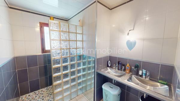 BOURGES – QUARTIER DES PEINTRES – VAL D'AURON

Au cœur du très recherché quartier des Peintres, cette maison parfaitement entretenue et immédiatement habitable séduira les acquéreurs à la recherche d'un bien fonctionnel, lumineux et facile à vivre.

Son principal atout ? Une BELLE PIÈCE DE VIE OUVERTE d'environ 38 m² comprenant l'entrée, le salon, le séjour ainsi qu'une CUISINE OUVERTE d'environ 12 m². Cet espace convivial constitue le véritable cœur de la maison et offre un cadre de vie agréable au quotidien.
Un CELLIER d'environ 4 m² apporte un espace de rangement supplémentaire particulièrement appréciable.

Le confort est assuré par des radiateurs électriques complétés par une CHEMINÉE avec insert. Un système de diffusion de chaleur permet de redistribuer l'air chaud vers le couloir desservant la partie nuit, améliorant ainsi le confort des chambres durant la période hivernale.

Côté nuit, vous disposerez de DEUX CHAMBRES d'environ 9 m² et 8,5 m², complétées par une SALLE D'EAU d'environ 4,5 m².

Vous profiterez également d'un GARAGE d'environ 26 m² au-dessus duquel a été aménagée une pièce d'environ 6 m², actuellement utilisée comme bureau. Un escalier fixe déjà en place permet d'accéder facilement à cet espace depuis le garage.
Directement accolé à la pièce de vie, ce garage représente un véritable potentiel d'évolution pour la maison. Les futurs propriétaires pourront ainsi imaginer un agrandissement de l'espace habitable afin de créer une pièce de vie plus généreuse et porter la surface habitable de la maison à près de 100 m² selon leurs projets et leurs besoins.

La maison dispose de MENUISERIES BOIS DOUBLE VITRAGE. Elle est également raccordée à la FIBRE OPTIQUE ainsi qu'au TOUT-À-L'ÉGOUT.

L'ensemble est implanté sur une parcelle d'environ 440 m² entièrement CLÔTURÉE, offrant un cadre de vie agréable à proximité des commerces, des écoles, des transports et des espaces de promenade du Val d'Auron.

Une maison saine, entretenue et prête à accueillir ses nouveaux propriétaires, idéale pour une personne seule, un jeune couple ou un premier achat.

Vous recherchez une maison fonctionnelle, bien entretenue et située dans l'un des secteurs les plus appréciés de Bourges ? Alors cette maison mérite toute votre attention.

N'hésitez pas à me contacter pour obtenir davantage d'informations ou organiser une visite. Je serai ravie de vous accompagner dans la découverte de votre futur chez-vous.