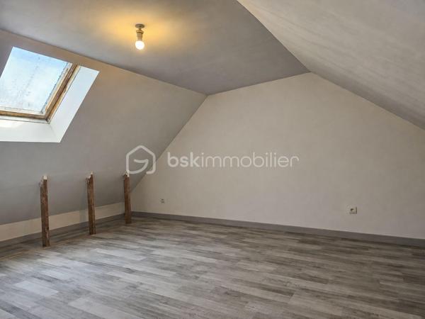 BOURGES – QUARTIER DES PEINTRES – VAL D'AURON

Au cœur du très recherché quartier des Peintres, cette maison parfaitement entretenue et immédiatement habitable séduira les acquéreurs à la recherche d'un bien fonctionnel, lumineux et facile à vivre.

Son principal atout ? Une BELLE PIÈCE DE VIE OUVERTE d'environ 38 m² comprenant l'entrée, le salon, le séjour ainsi qu'une CUISINE OUVERTE d'environ 12 m². Cet espace convivial constitue le véritable cœur de la maison et offre un cadre de vie agréable au quotidien.
Un CELLIER d'environ 4 m² apporte un espace de rangement supplémentaire particulièrement appréciable.

Le confort est assuré par des radiateurs électriques complétés par une CHEMINÉE avec insert. Un système de diffusion de chaleur permet de redistribuer l'air chaud vers le couloir desservant la partie nuit, améliorant ainsi le confort des chambres durant la période hivernale.

Côté nuit, vous disposerez de DEUX CHAMBRES d'environ 9 m² et 8,5 m², complétées par une SALLE D'EAU d'environ 4,5 m².

Vous profiterez également d'un GARAGE d'environ 26 m² au-dessus duquel a été aménagée une pièce d'environ 6 m², actuellement utilisée comme bureau. Un escalier fixe déjà en place permet d'accéder facilement à cet espace depuis le garage.
Directement accolé à la pièce de vie, ce garage représente un véritable potentiel d'évolution pour la maison. Les futurs propriétaires pourront ainsi imaginer un agrandissement de l'espace habitable afin de créer une pièce de vie plus généreuse et porter la surface habitable de la maison à près de 100 m² selon leurs projets et leurs besoins.

La maison dispose de MENUISERIES BOIS DOUBLE VITRAGE. Elle est également raccordée à la FIBRE OPTIQUE ainsi qu'au TOUT-À-L'ÉGOUT.

L'ensemble est implanté sur une parcelle d'environ 440 m² entièrement CLÔTURÉE, offrant un cadre de vie agréable à proximité des commerces, des écoles, des transports et des espaces de promenade du Val d'Auron.

Une maison saine, entretenue et prête à accueillir ses nouveaux propriétaires, idéale pour une personne seule, un jeune couple ou un premier achat.

Vous recherchez une maison fonctionnelle, bien entretenue et située dans l'un des secteurs les plus appréciés de Bourges ? Alors cette maison mérite toute votre attention.

N'hésitez pas à me contacter pour obtenir davantage d'informations ou organiser une visite. Je serai ravie de vous accompagner dans la découverte de votre futur chez-vous.
