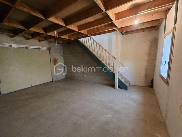 BOURGES – QUARTIER DES PEINTRES – VAL D'AURON

Au cœur du très recherché quartier des Peintres, cette maison parfaitement entretenue et immédiatement habitable séduira les acquéreurs à la recherche d'un bien fonctionnel, lumineux et facile à vivre.

Son principal atout ? Une BELLE PIÈCE DE VIE OUVERTE d'environ 38 m² comprenant l'entrée, le salon, le séjour ainsi qu'une CUISINE OUVERTE d'environ 12 m². Cet espace convivial constitue le véritable cœur de la maison et offre un cadre de vie agréable au quotidien.
Un CELLIER d'environ 4 m² apporte un espace de rangement supplémentaire particulièrement appréciable.

Le confort est assuré par des radiateurs électriques complétés par une CHEMINÉE avec insert. Un système de diffusion de chaleur permet de redistribuer l'air chaud vers le couloir desservant la partie nuit, améliorant ainsi le confort des chambres durant la période hivernale.

Côté nuit, vous disposerez de DEUX CHAMBRES d'environ 9 m² et 8,5 m², complétées par une SALLE D'EAU d'environ 4,5 m².

Vous profiterez également d'un GARAGE d'environ 26 m² au-dessus duquel a été aménagée une pièce d'environ 6 m², actuellement utilisée comme bureau. Un escalier fixe déjà en place permet d'accéder facilement à cet espace depuis le garage.
Directement accolé à la pièce de vie, ce garage représente un véritable potentiel d'évolution pour la maison. Les futurs propriétaires pourront ainsi imaginer un agrandissement de l'espace habitable afin de créer une pièce de vie plus généreuse et porter la surface habitable de la maison à près de 100 m² selon leurs projets et leurs besoins.

La maison dispose de MENUISERIES BOIS DOUBLE VITRAGE. Elle est également raccordée à la FIBRE OPTIQUE ainsi qu'au TOUT-À-L'ÉGOUT.

L'ensemble est implanté sur une parcelle d'environ 440 m² entièrement CLÔTURÉE, offrant un cadre de vie agréable à proximité des commerces, des écoles, des transports et des espaces de promenade du Val d'Auron.

Une maison saine, entretenue et prête à accueillir ses nouveaux propriétaires, idéale pour une personne seule, un jeune couple ou un premier achat.

Vous recherchez une maison fonctionnelle, bien entretenue et située dans l'un des secteurs les plus appréciés de Bourges ? Alors cette maison mérite toute votre attention.

N'hésitez pas à me contacter pour obtenir davantage d'informations ou organiser une visite. Je serai ravie de vous accompagner dans la découverte de votre futur chez-vous.