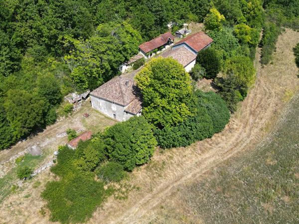 Corps de ferme avec 23 hectares et grange de 200 m² Barguelonne en quercy