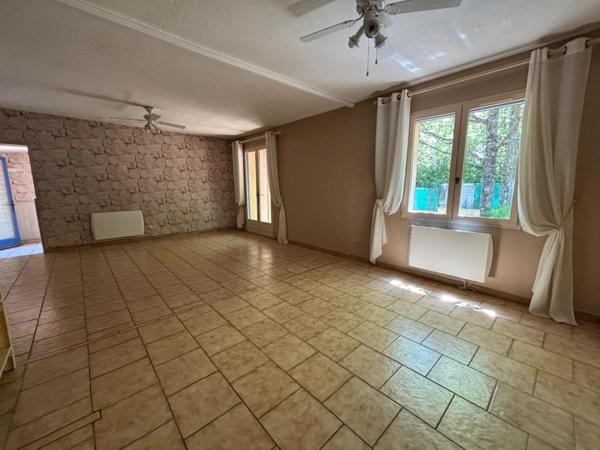 villa de plain pied avec joli jardin