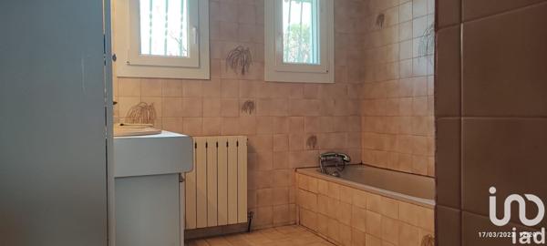 Maison traditionnelle 6 pièces de 132 m² à Caumont-sur-Durance (84510)