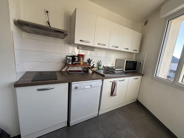 APPT DE TYPE 2 de 45 M2 avec cave / 20mn à pied du port , Vannes